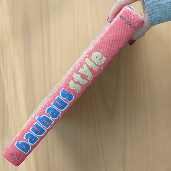 BNWT Assouline Bauhaus book - Picture 3 of 3